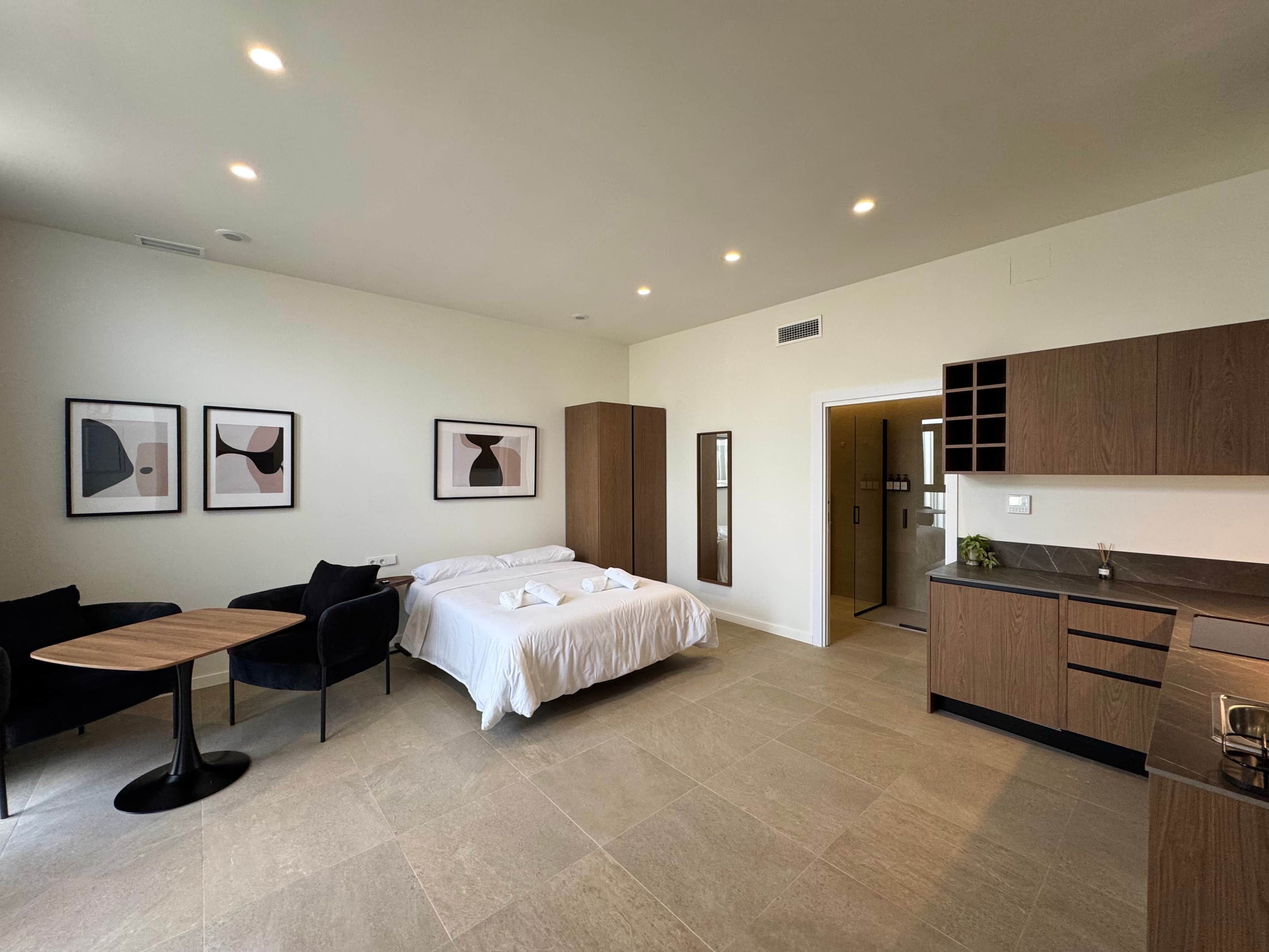 In-room safe, iron/ironing board, WiFi, bed sheets