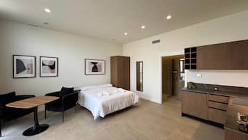 Een kluis op de kamer, een strijkplank/strijkijzer, wifi, beddengoed