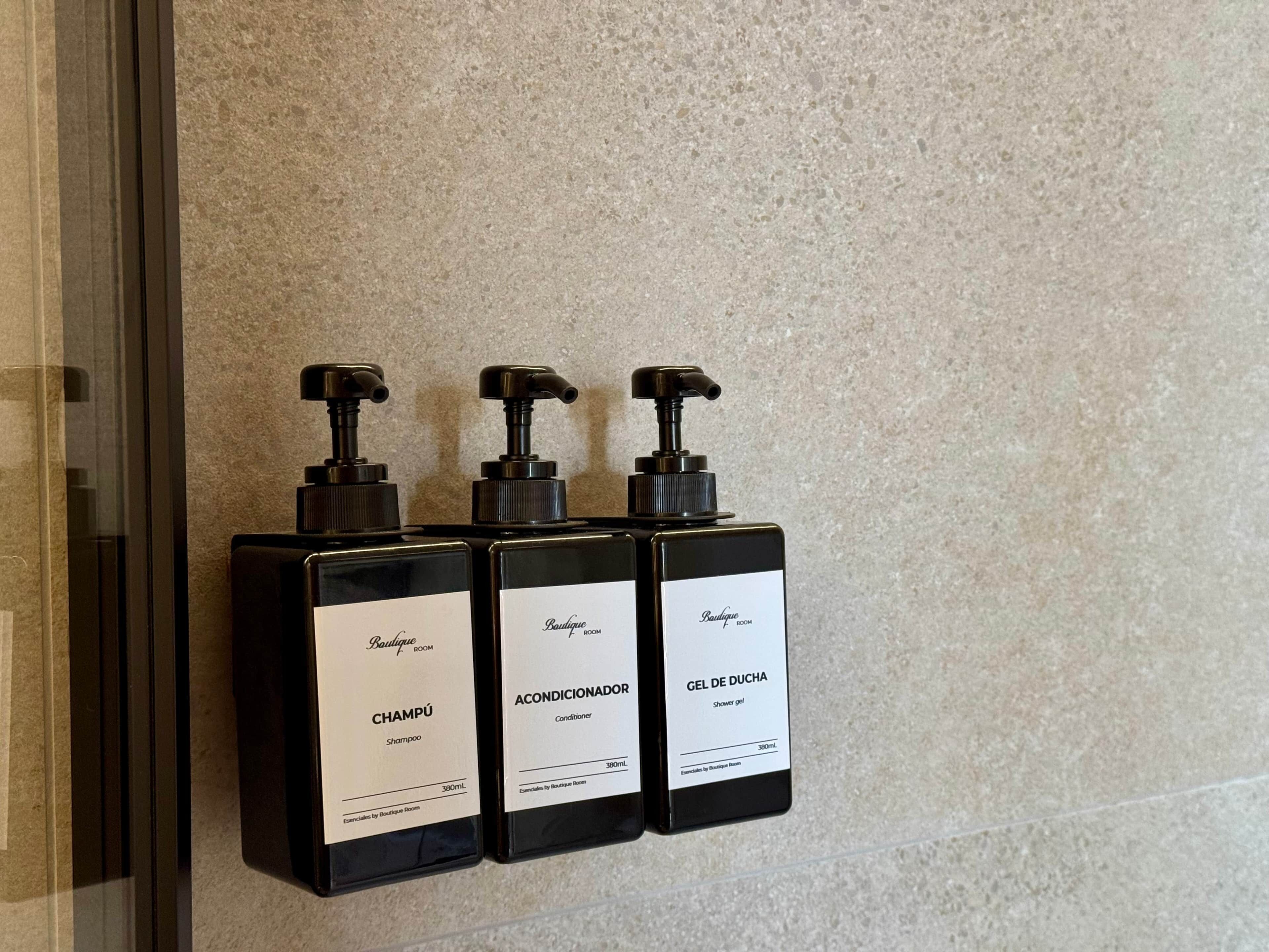 Een haardroger, handdoeken