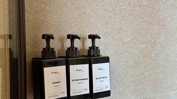 SĂšche-cheveux, serviettes fournies