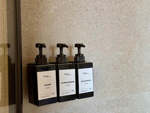 Een haardroger, handdoeken