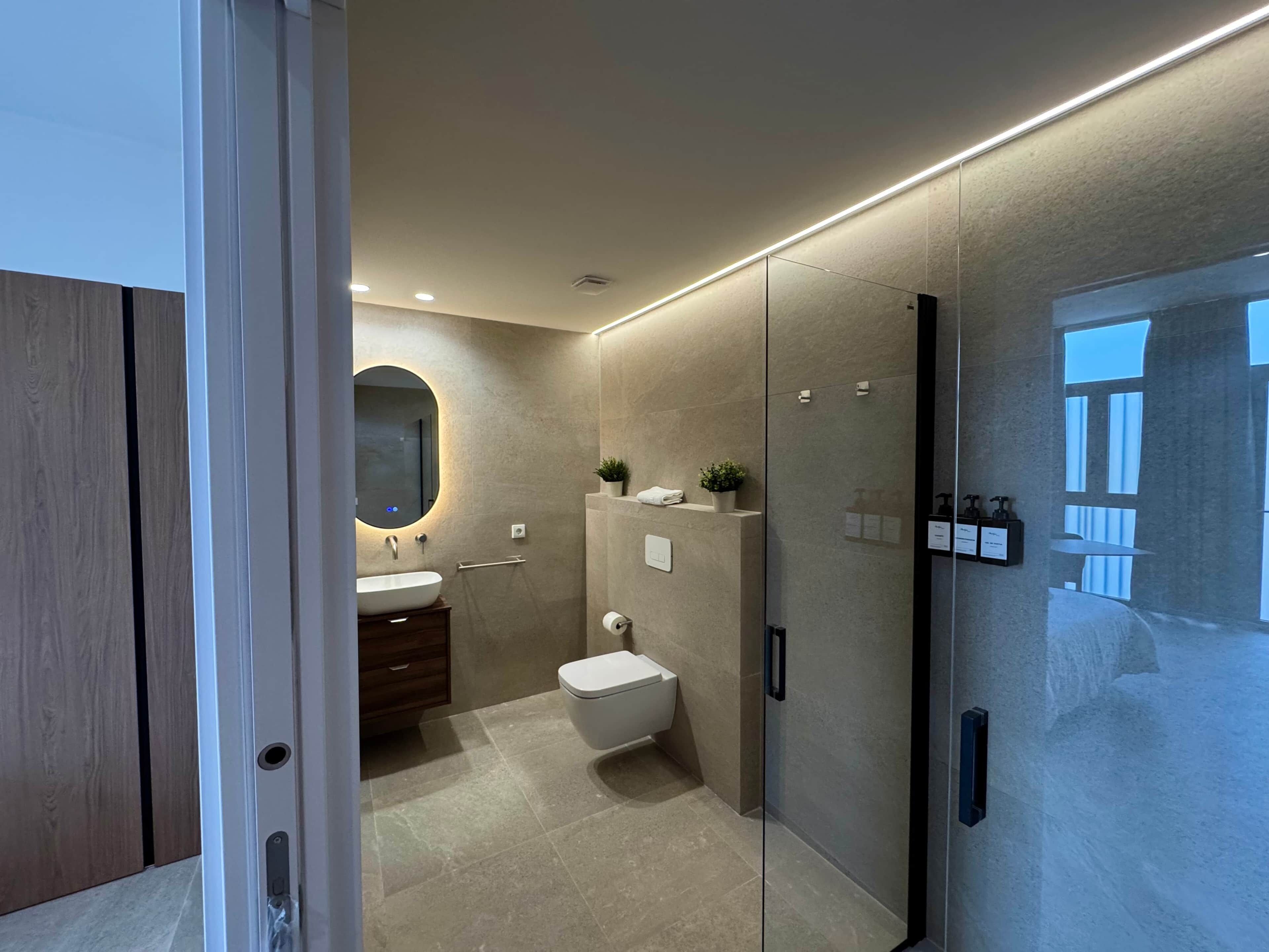 Een haardroger, handdoeken