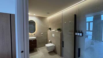 Een haardroger, handdoeken