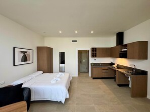 In-room safe, iron/ironing board, WiFi, bed sheets - Plaza Tower - Apartment -01 (Valencia)