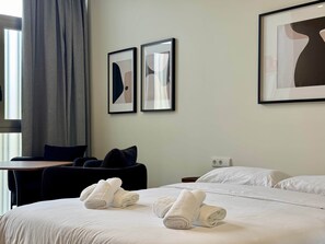 In-room safe, iron/ironing board, WiFi, bed sheets - Plaza Tower - Apartment -01 (Valencia)