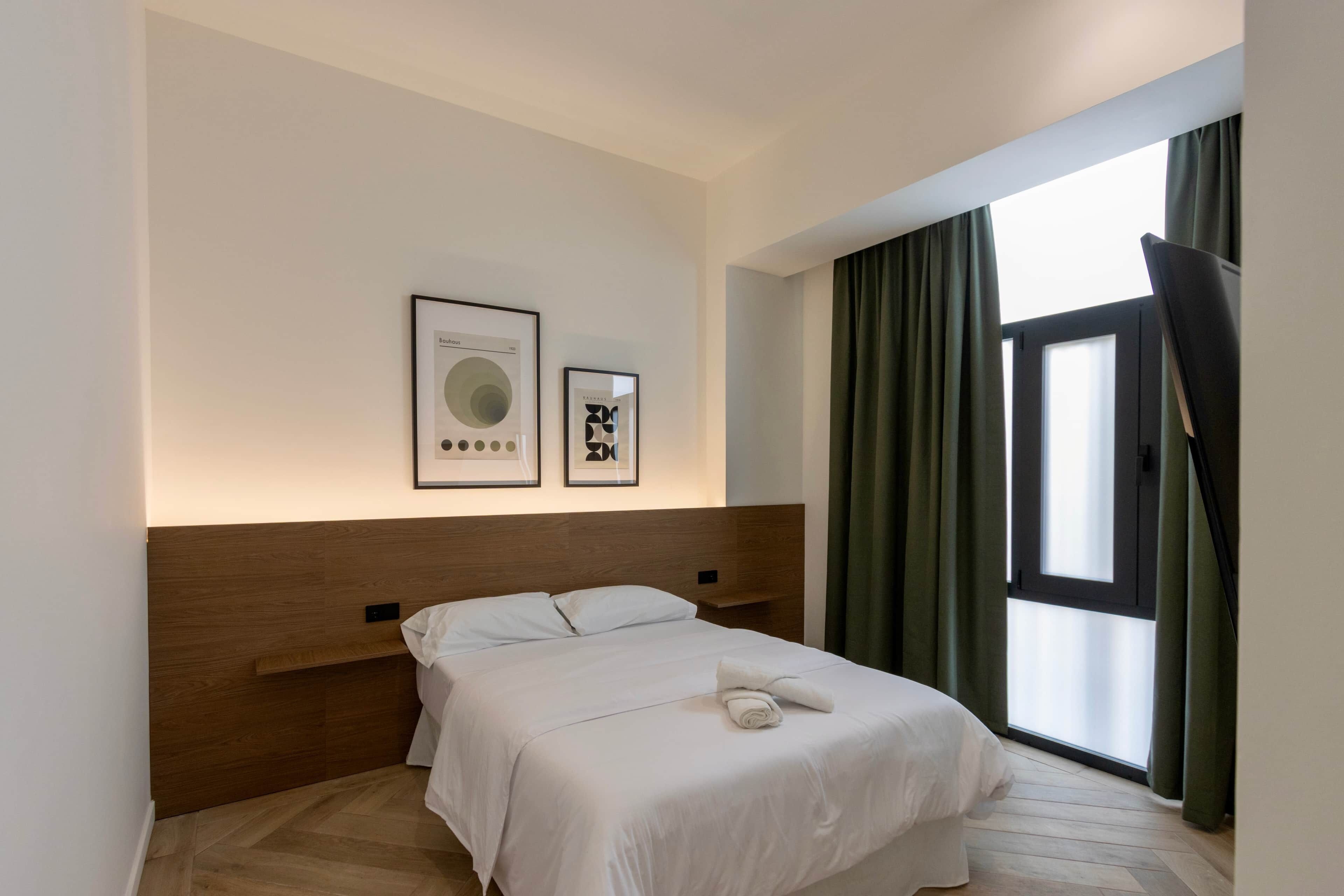 Caja de seguridad en la habitación y tabla de planchar con plancha 