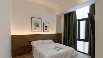 Een kluis op de kamer, een strijkplank/strijkijzer, wifi, beddengoed