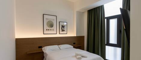 Caja de seguridad en la habitación y tabla de planchar con plancha