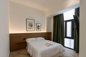 خزنة داخل الغرفة ومكواة/لوح كي وواي فاي وملاءات أسرّة