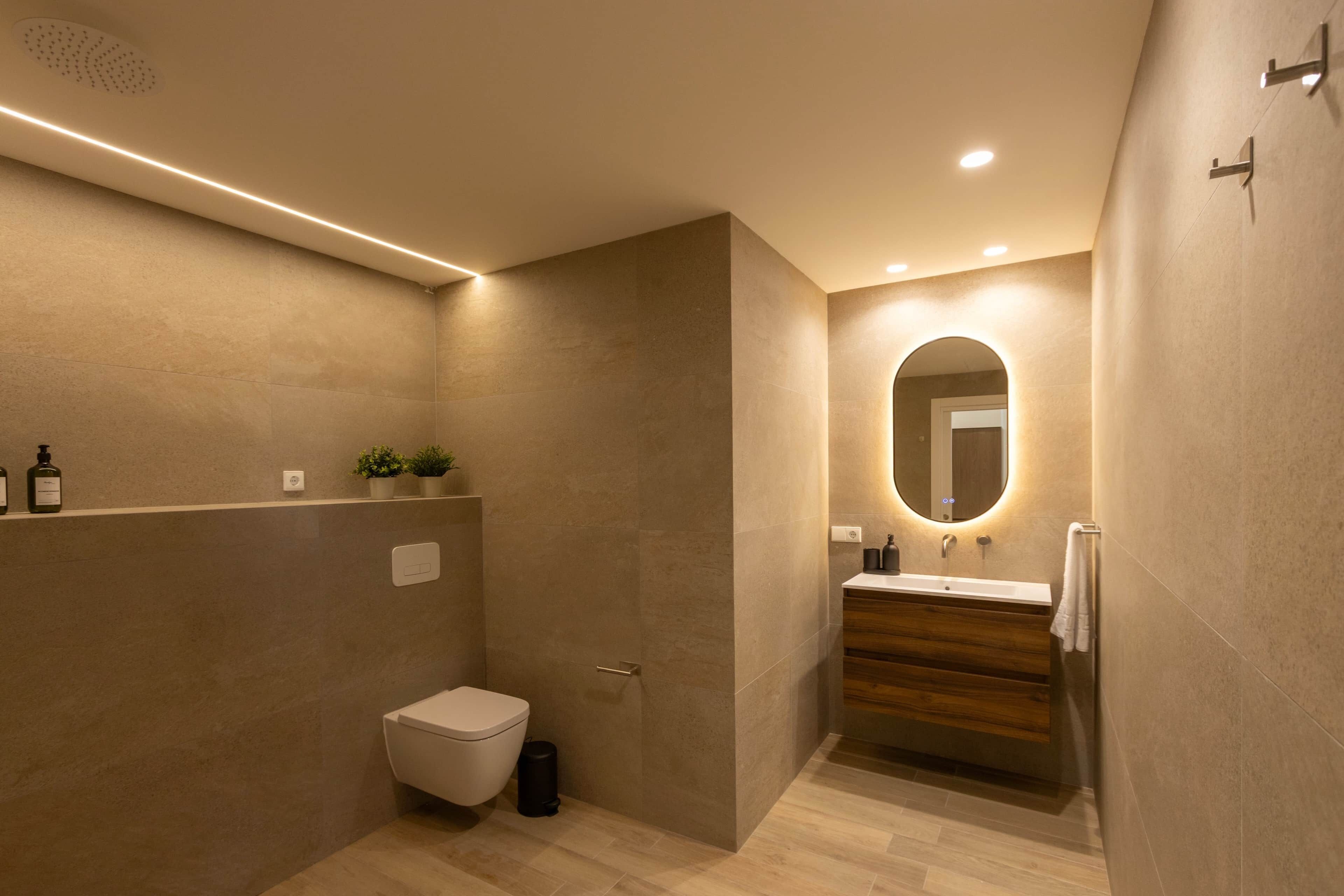 Een haardroger, handdoeken