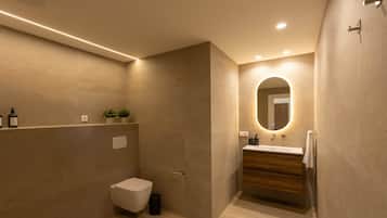 Een haardroger, handdoeken