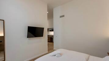 Een kluis op de kamer, een strijkplank/strijkijzer, wifi, beddengoed