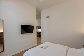 Een kluis op de kamer, een strijkplank/strijkijzer, wifi, beddengoed