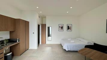 Een kluis op de kamer, een strijkplank/strijkijzer, wifi, beddengoed