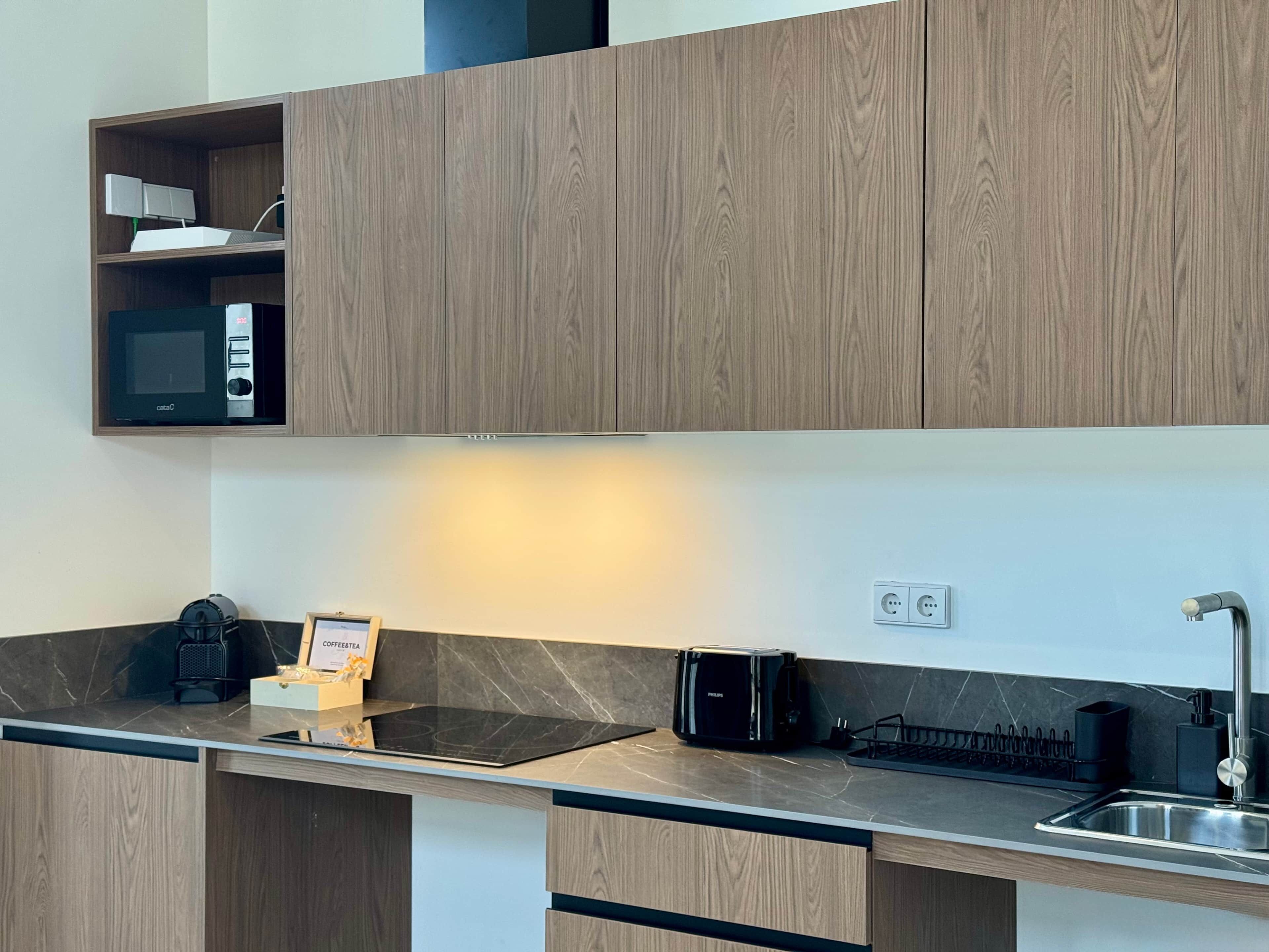 Een koelkast, een microgolfoven, een broodrooster