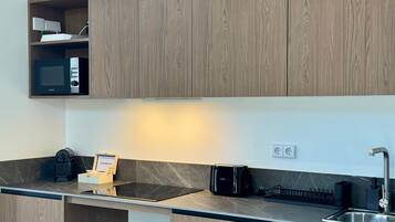 Een koelkast, een microgolfoven, een broodrooster