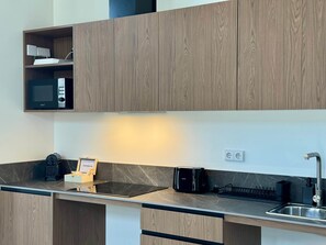 Een koelkast, een magnetron, een broodrooster