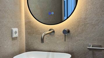 Een haardroger, handdoeken