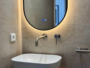 Een haardroger, handdoeken