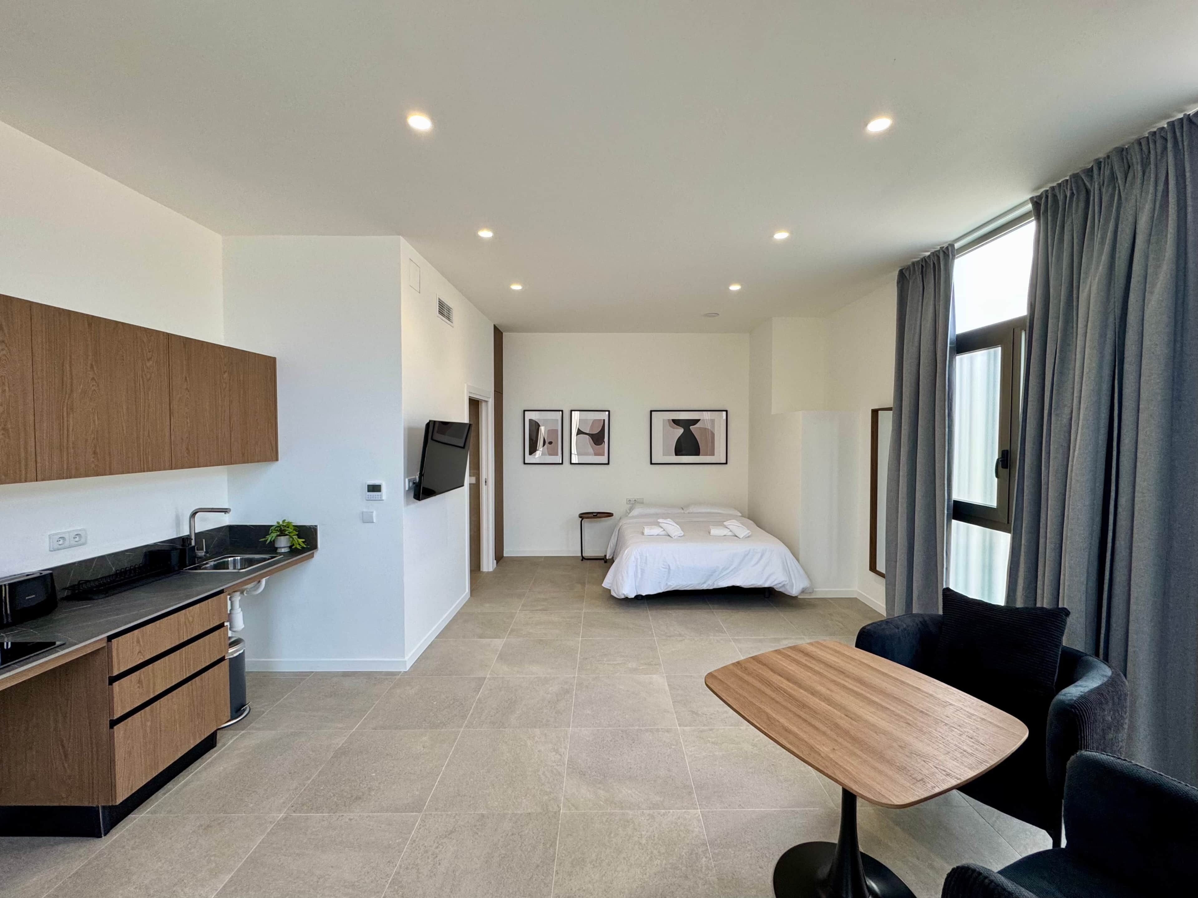 Safe på rommet, strykejern/-brett, wi-fi og sengetøy