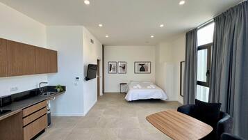 Een kluis op de kamer, een strijkplank/strijkijzer, wifi, beddengoed