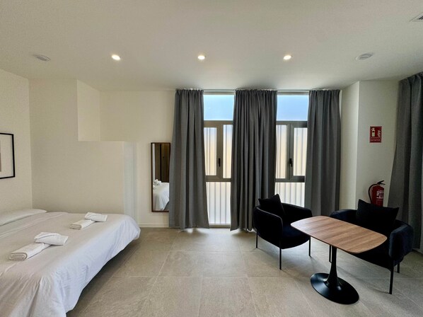 خزنة داخل  الغرفة ومكواة/لوح كي وواي فاي وملاءات أسرّة