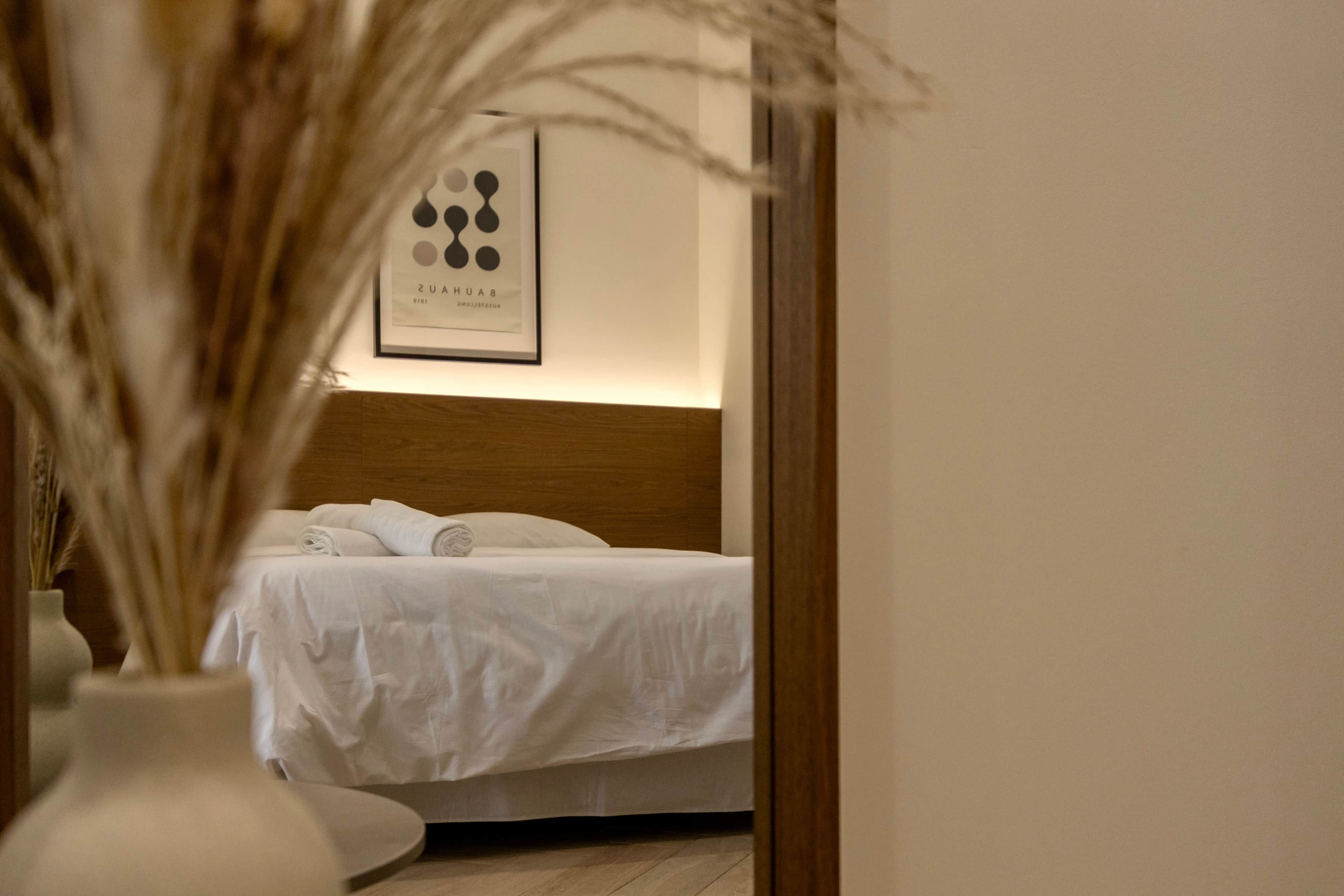 Een kluis op de kamer, een strijkplank/strijkijzer, wifi, beddengoed