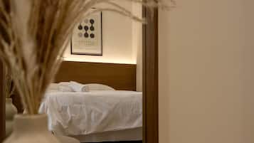 Een kluis op de kamer, een strijkplank/strijkijzer, wifi, beddengoed