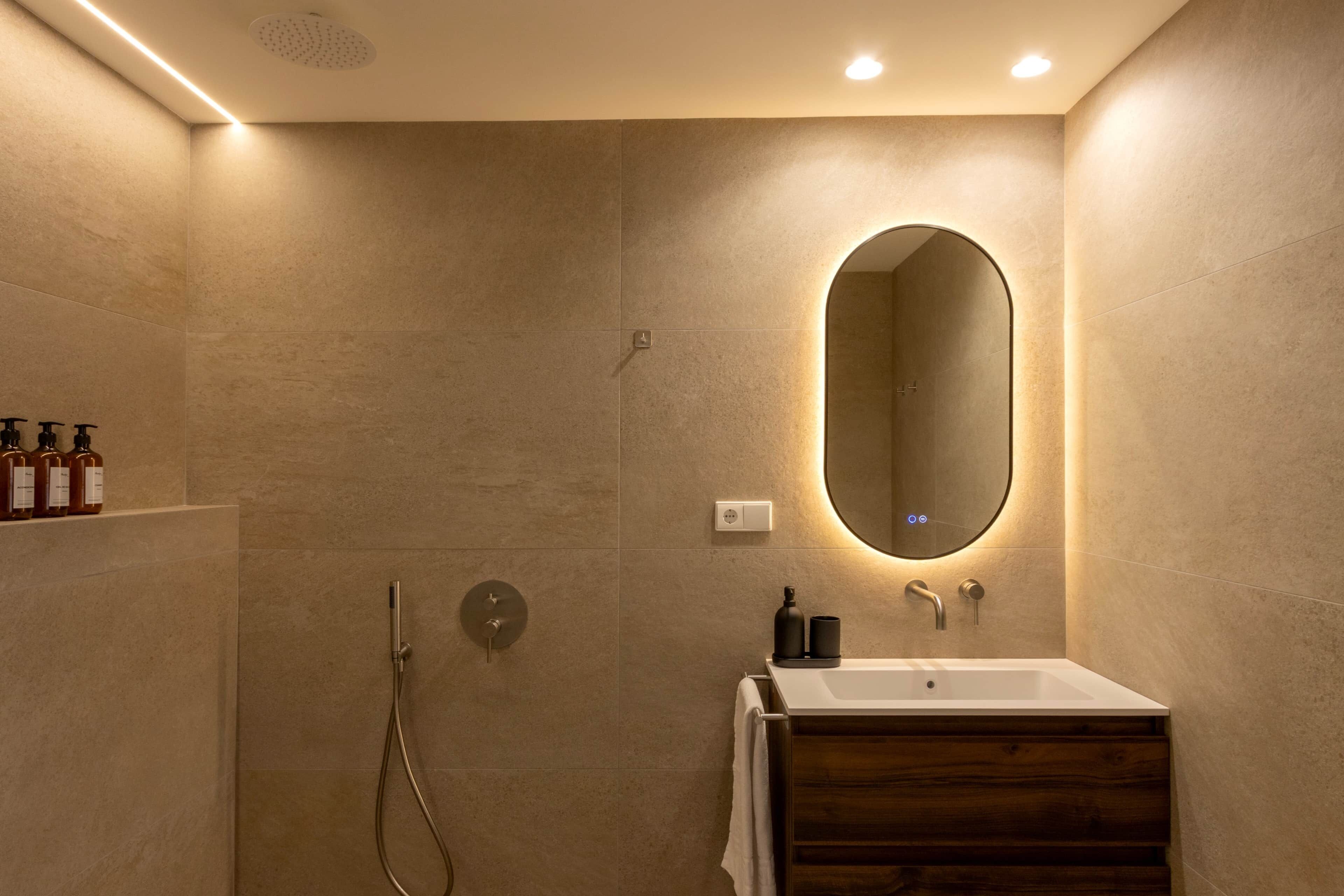 Een haardroger, handdoeken