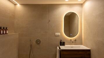 Een haardroger, handdoeken