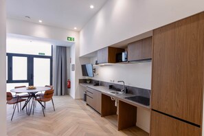 Fridge, microwave, toaster, cookware/dishes/utensils - One Tower Apartment - 06 (Valencia)