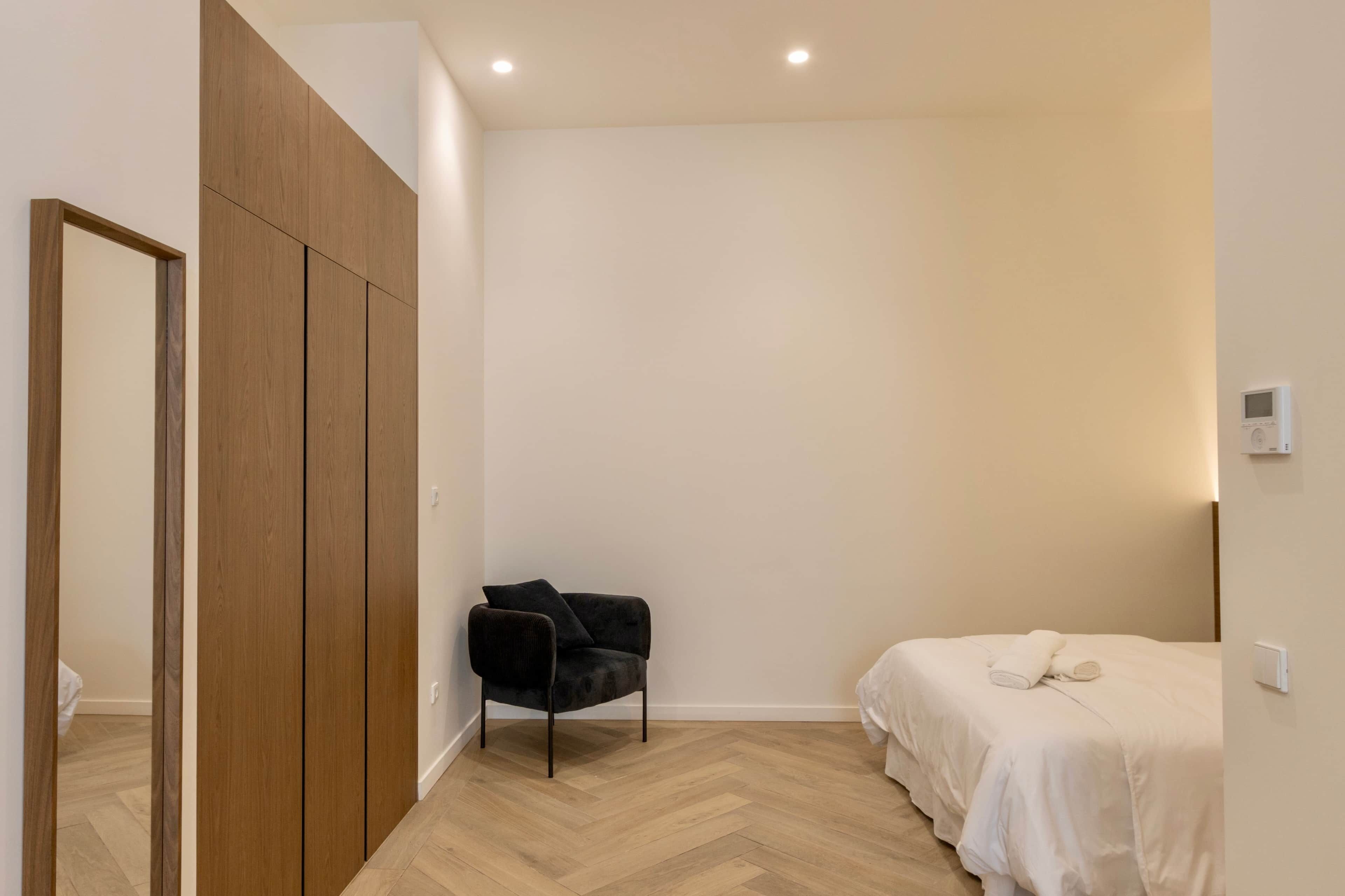 Een kluis op de kamer, een strijkplank/strijkijzer, wifi, beddengoed