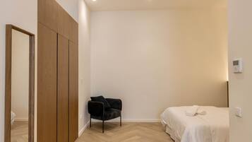 Een kluis op de kamer, een strijkplank/strijkijzer, wifi, beddengoed