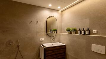 Een haardroger, handdoeken