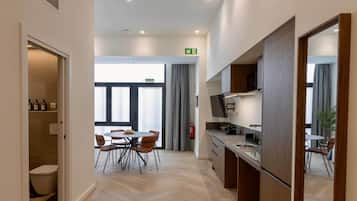 Een koelkast, een microgolfoven, een broodrooster