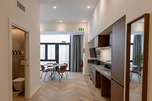 Fridge, microwave, toaster, cookware/dishes/utensils - One Tower Apartment - 06 (Valencia)