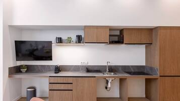 Réfrigérateur, micro-ondes, grille-pain