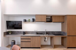 Een koelkast, een magnetron, een broodrooster