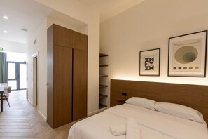 In-room safe, iron/ironing board, WiFi, bed sheets