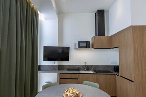 Refrigerador, microondas, tostadora, utensilios de cocina