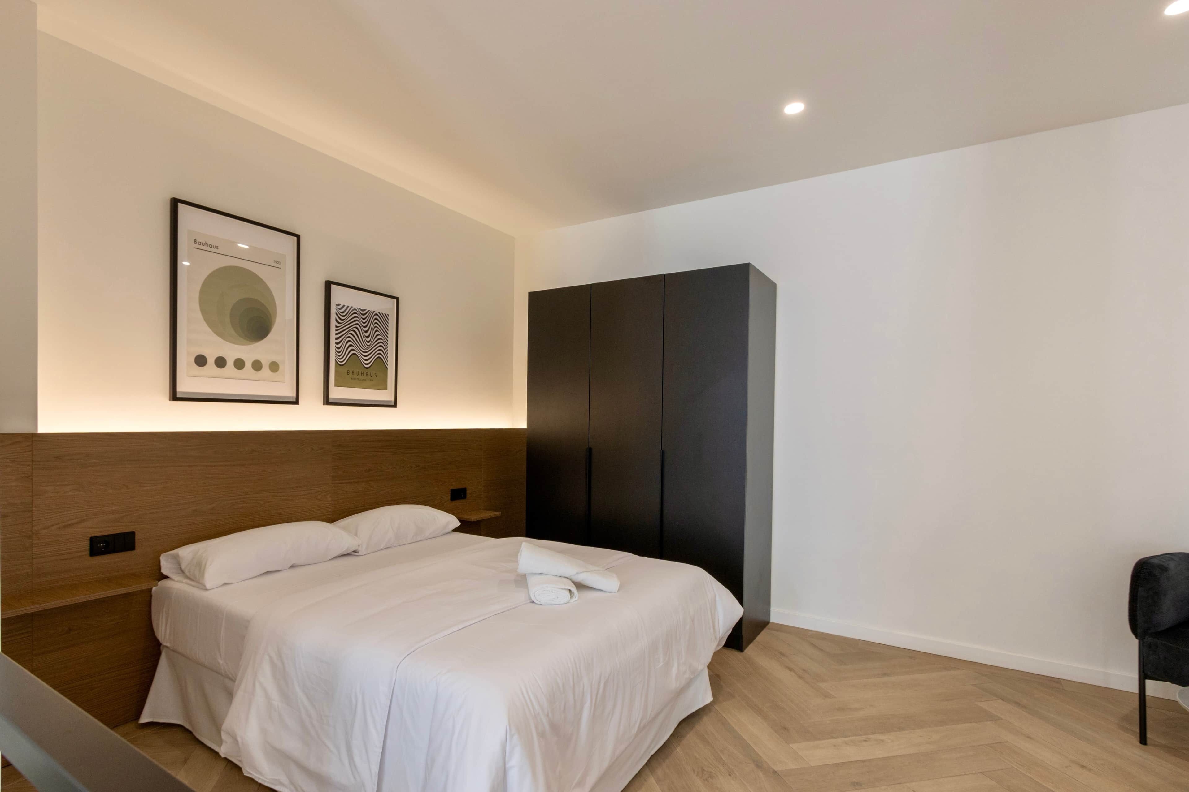 Caja de seguridad en la habitación y tabla de planchar con plancha 