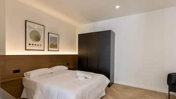 Caja de seguridad en la habitación y tabla de planchar con plancha