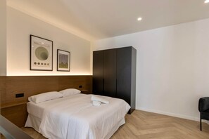 Caja de seguridad en la habitación y tabla de planchar con plancha 