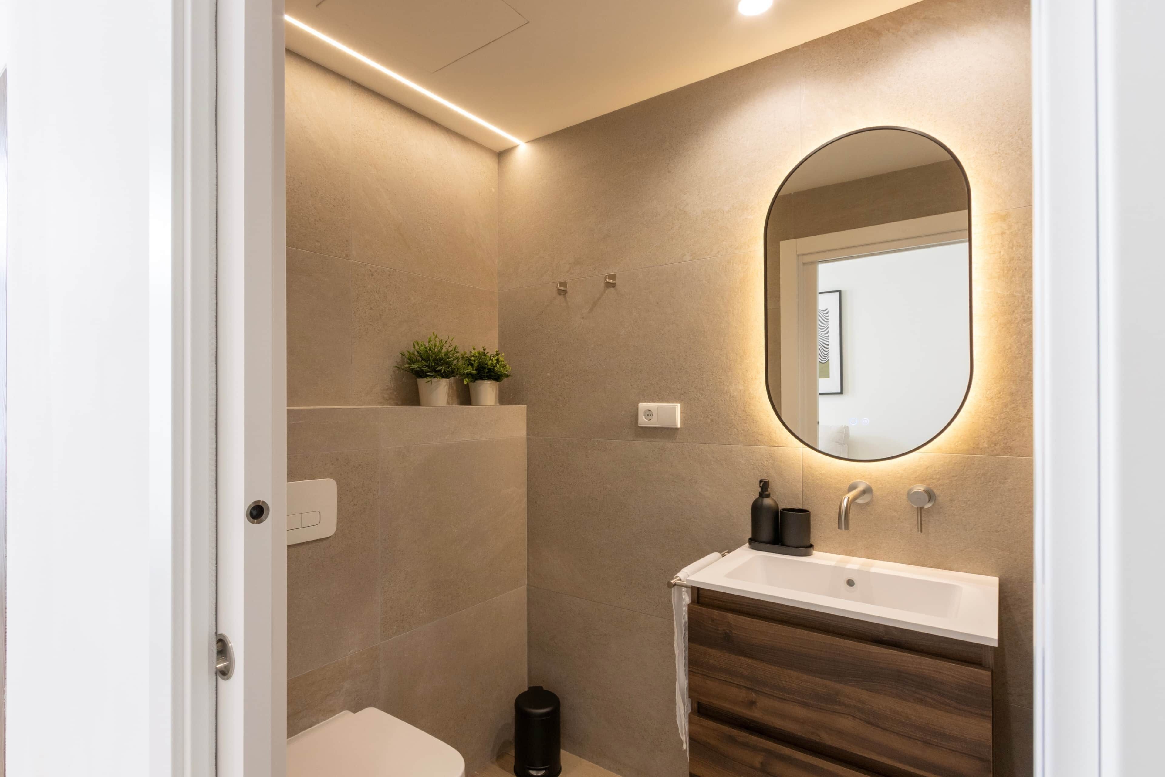 Een haardroger, handdoeken