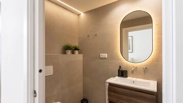 Een haardroger, handdoeken