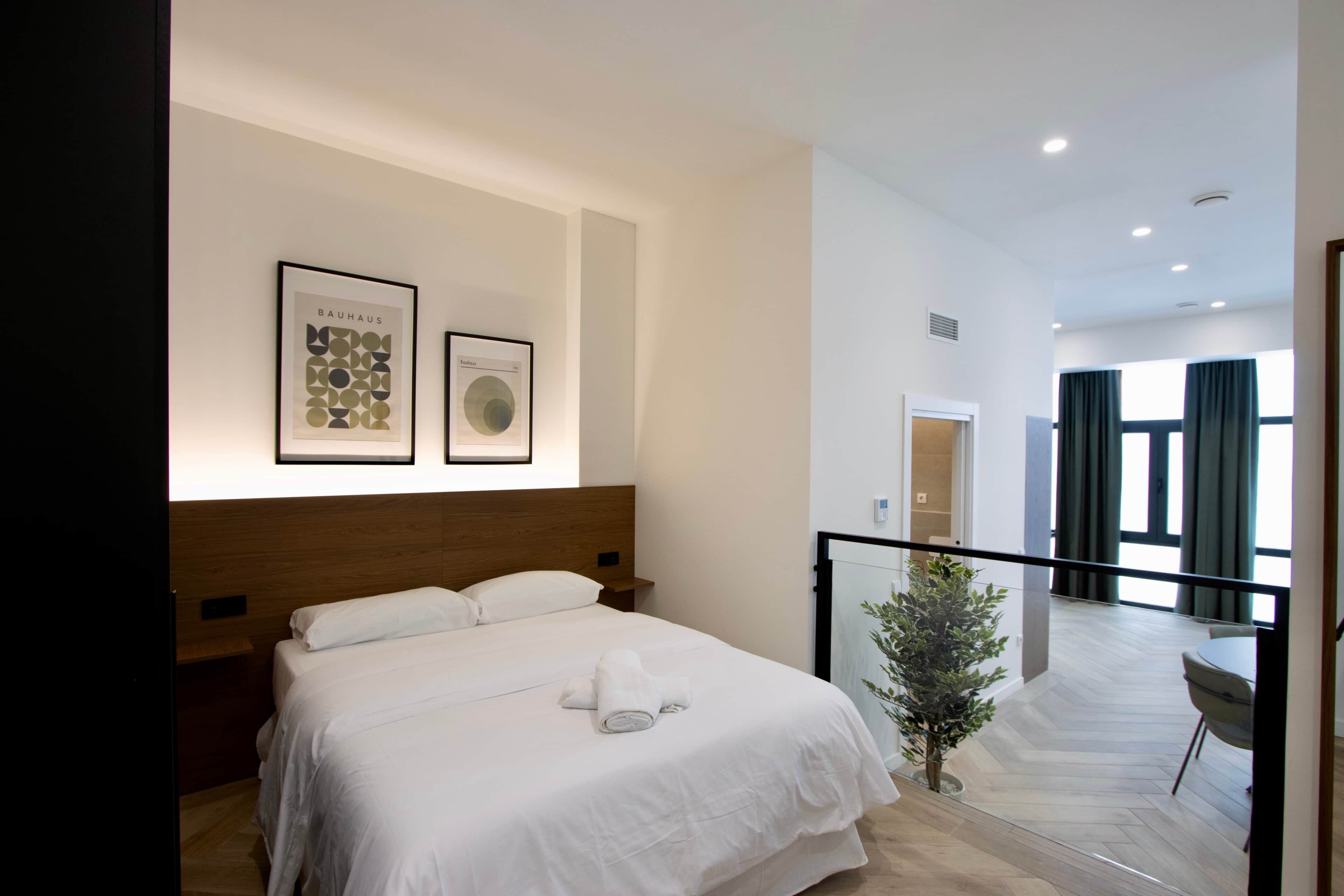 Een kluis op de kamer, een strijkplank/strijkijzer, wifi, beddengoed