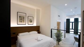 Een kluis op de kamer, een strijkplank/strijkijzer, wifi, beddengoed