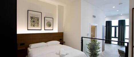 In-room safe, iron/ironing board, WiFi, bed sheets