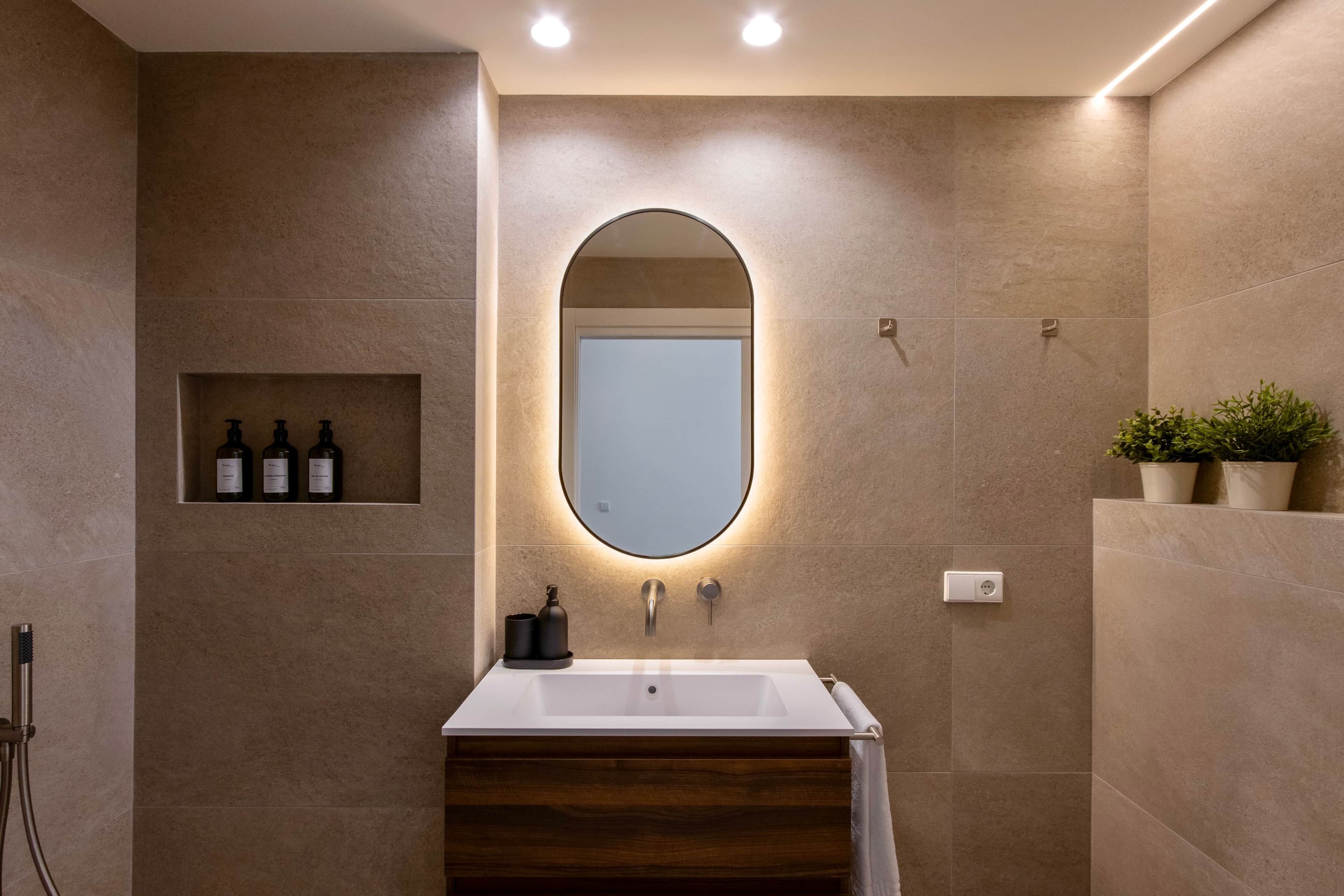 Een haardroger, handdoeken