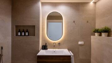 Een haardroger, handdoeken